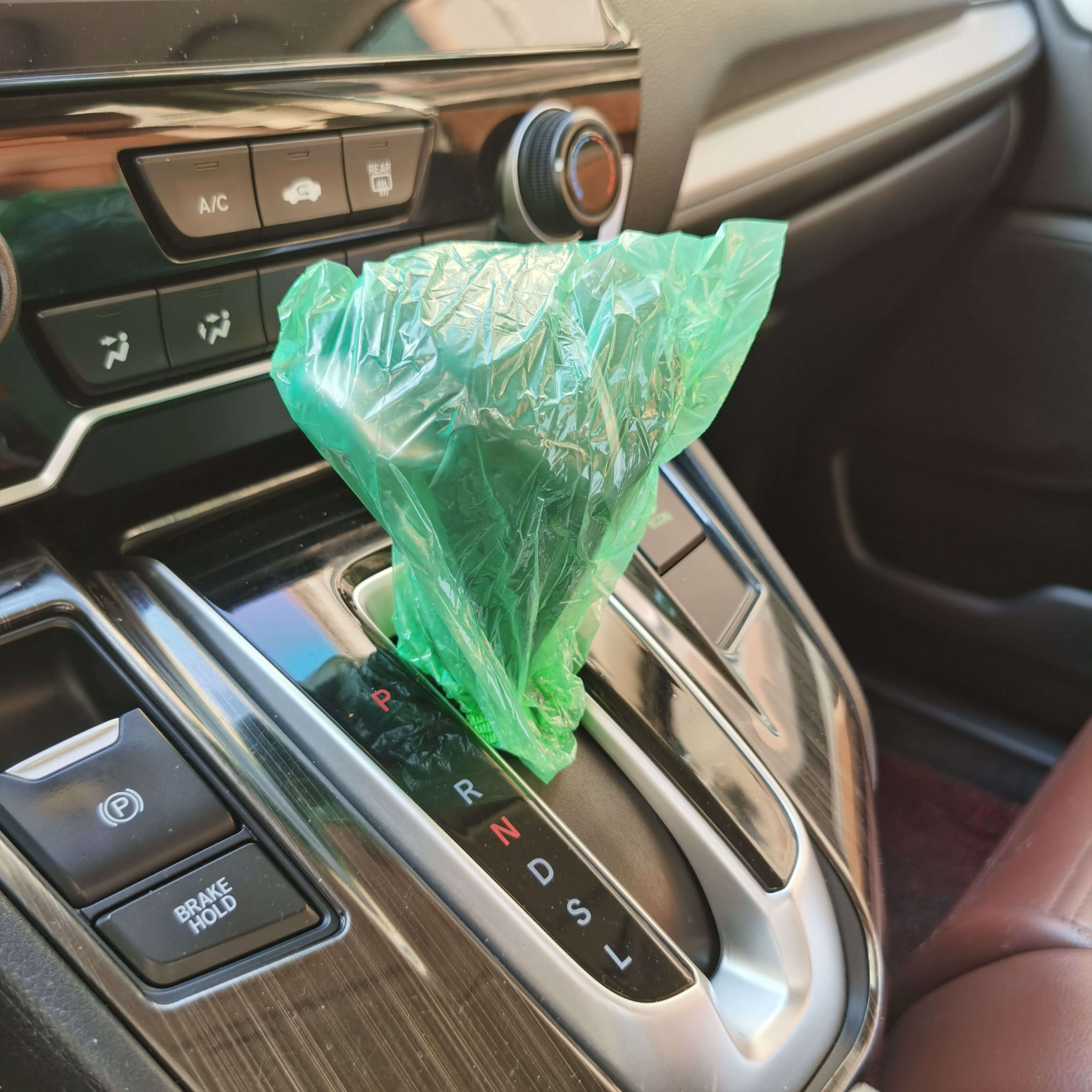 Disposable car handbrake cover and gear clamp cover - 档把套1